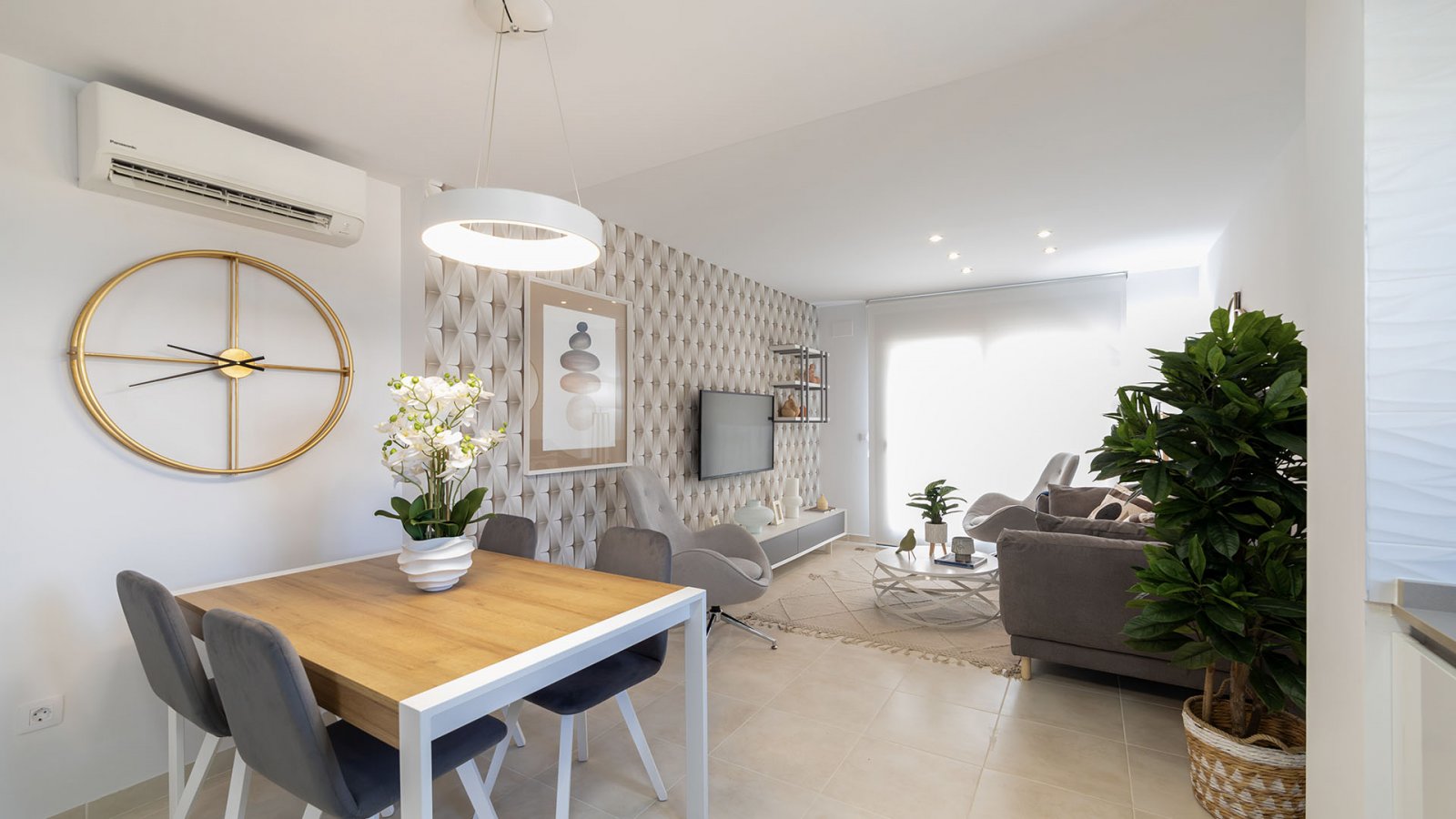  Genießen Sie die Ruhe und den Komfort des Wohnens in einer privaten Urbanisation mit Gemeinschaftspool und Gärten, umgeben von Natur und nur 10 Minut