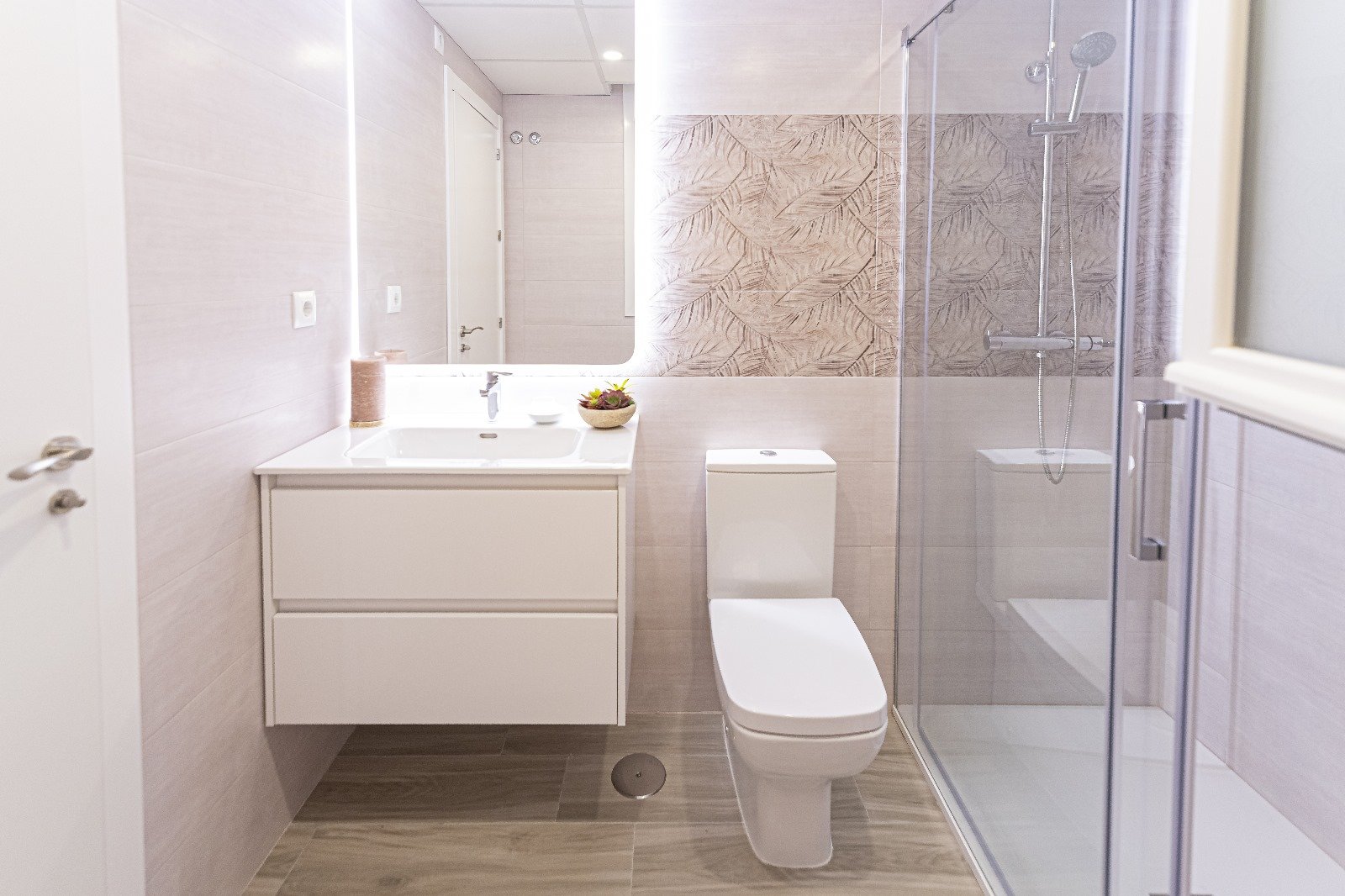  In der exklusiven Gegend von La Manga del Mar Menor gelegen, bietet diese Wohnanlage eine einzigartige Gelegenheit, das Leben am Meer zu genießen. Mi