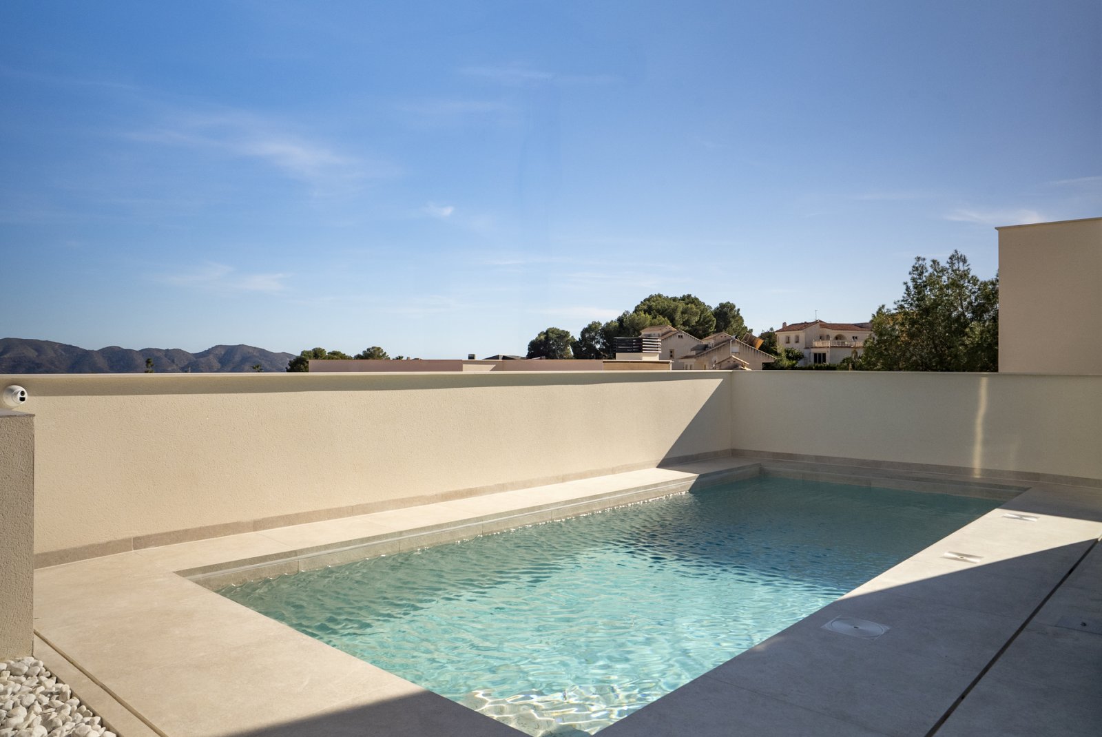  In der charmanten Stadt Coloma gelegen, bietet dieser exklusive Wohnkomplex sechs unabhängige Häuser, die für diejenigen entworfen wurden, die ein Gl