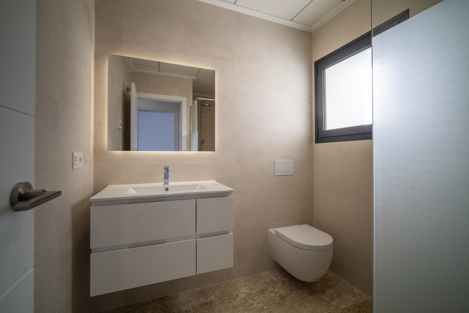  In der charmanten Stadt Coloma gelegen, bietet dieser exklusive Wohnkomplex sechs unabhängige Häuser, die für diejenigen entworfen wurden, die ein Gl