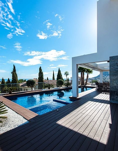  Diese exklusive Villa befindet sich in der malerischen Stadt Calpe und bietet ein unvergleichliches Wohnerlebnis. Entworfen für diejenigen, die ein Z