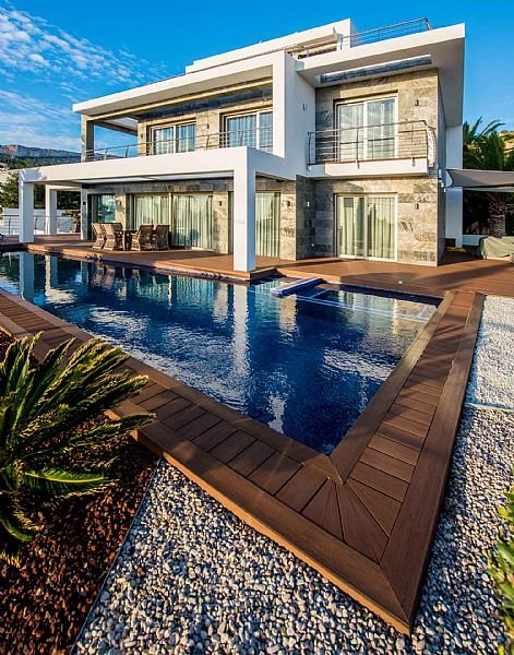  Diese exklusive Villa befindet sich in der malerischen Stadt Calpe und bietet ein unvergleichliches Wohnerlebnis. Entworfen für diejenigen, die ein Z