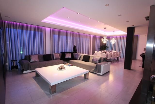  Diese exklusive Villa befindet sich in der malerischen Stadt Calpe und bietet ein unvergleichliches Wohnerlebnis. Entworfen für diejenigen, die ein Z