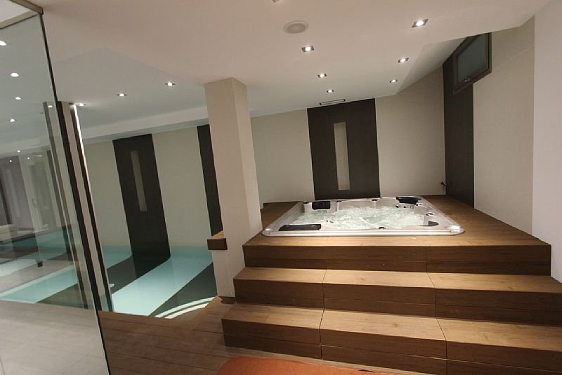  Diese exklusive Villa befindet sich in der malerischen Stadt Calpe und bietet ein unvergleichliches Wohnerlebnis. Entworfen für diejenigen, die ein Z