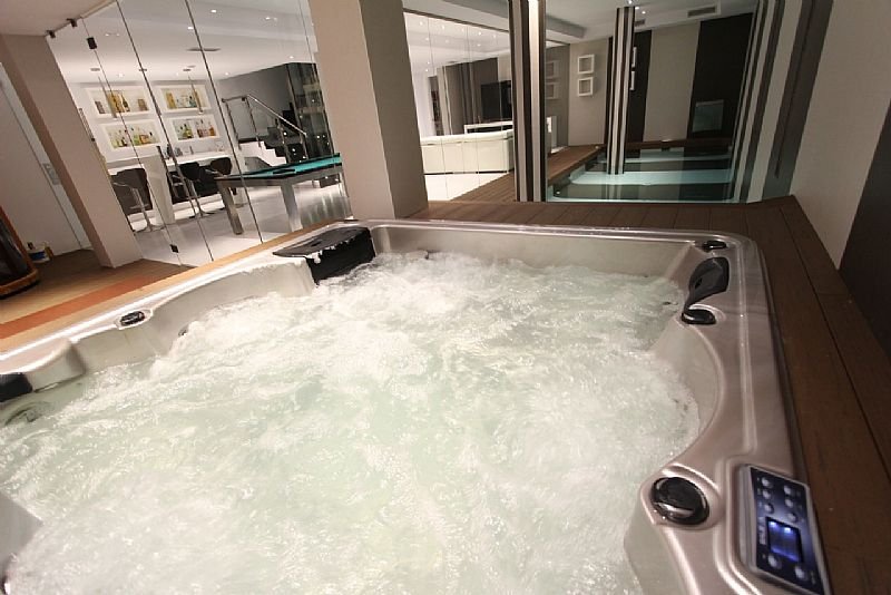  Diese exklusive Villa befindet sich in der malerischen Stadt Calpe und bietet ein unvergleichliches Wohnerlebnis. Entworfen für diejenigen, die ein Z