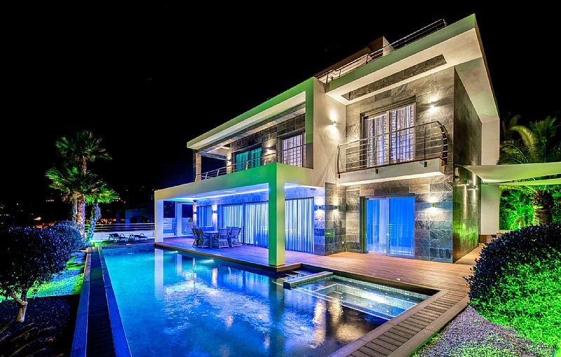  Diese exklusive Villa befindet sich in der malerischen Stadt Calpe und bietet ein unvergleichliches Wohnerlebnis. Entworfen für diejenigen, die ein Z