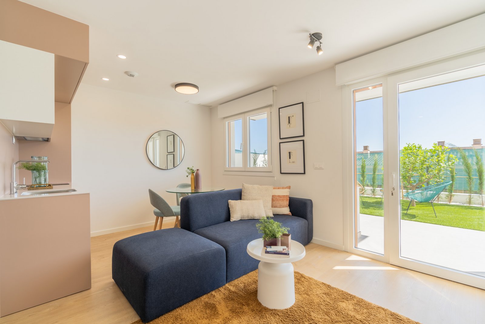  In der charmanten Stadt La Nucia gelegen, bietet diese exklusive Sammlung von 28 Immobilien eine einzigartige Wohnumgebung mit Meerblick. Das Angebot