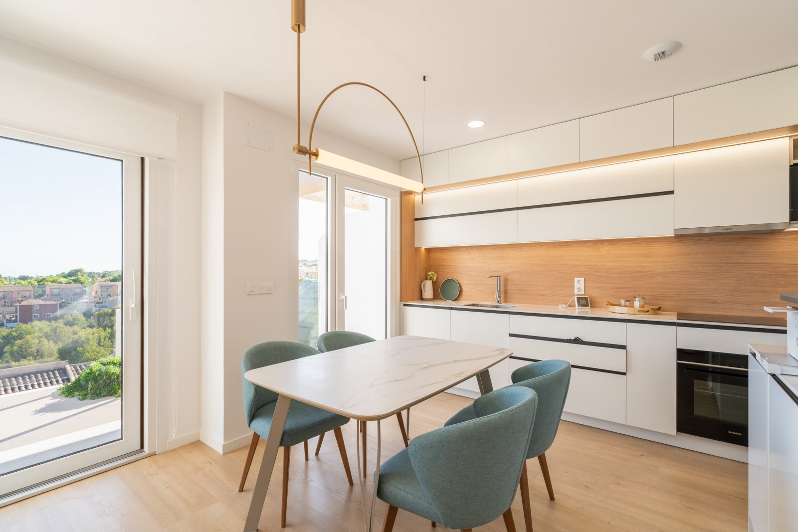  In der charmanten Stadt La Nucia gelegen, bietet diese exklusive Sammlung von 28 Immobilien eine einzigartige Wohnumgebung mit Meerblick. Das Angebot