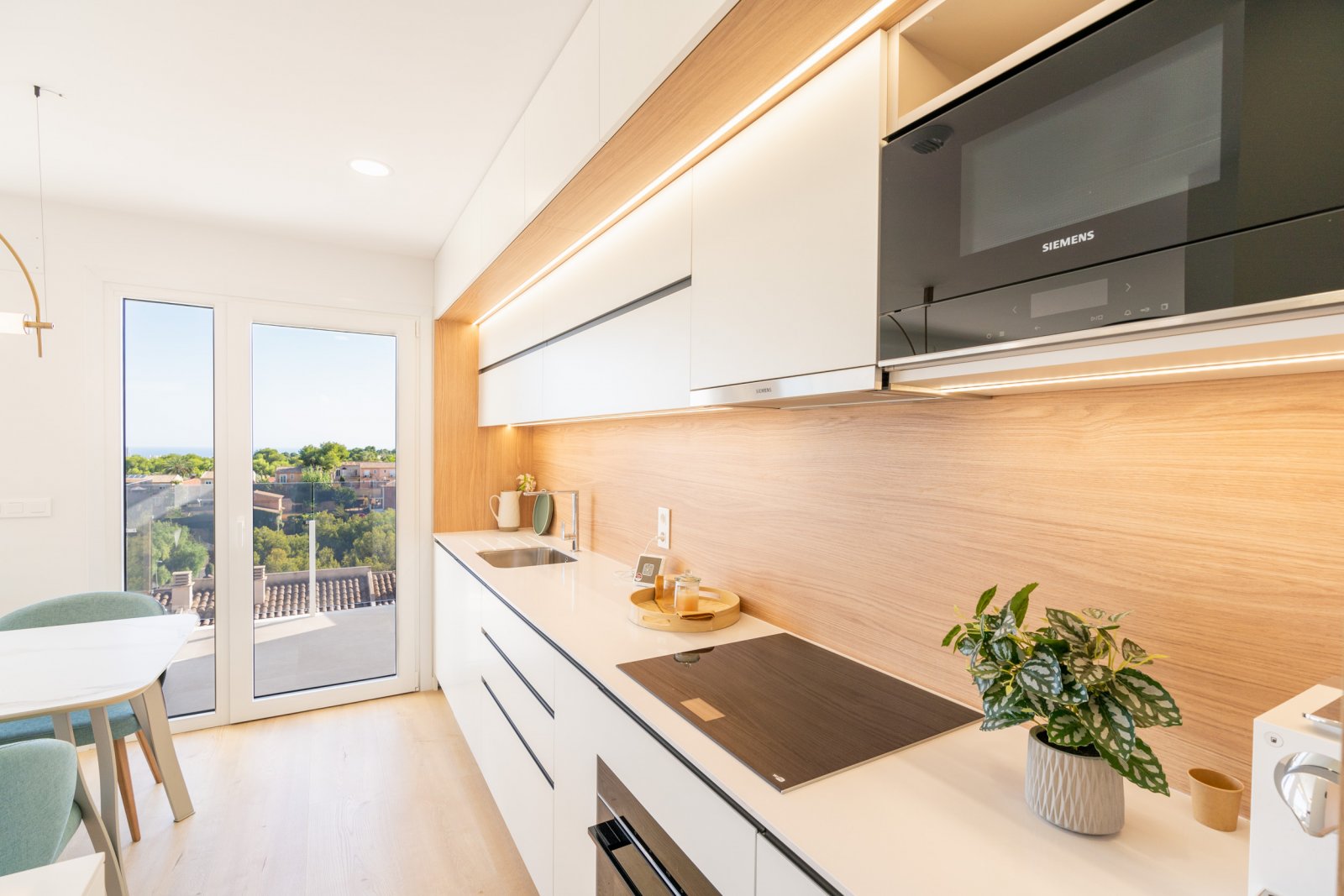  In der charmanten Stadt La Nucia gelegen, bietet diese exklusive Sammlung von 28 Immobilien eine einzigartige Wohnumgebung mit Meerblick. Das Angebot