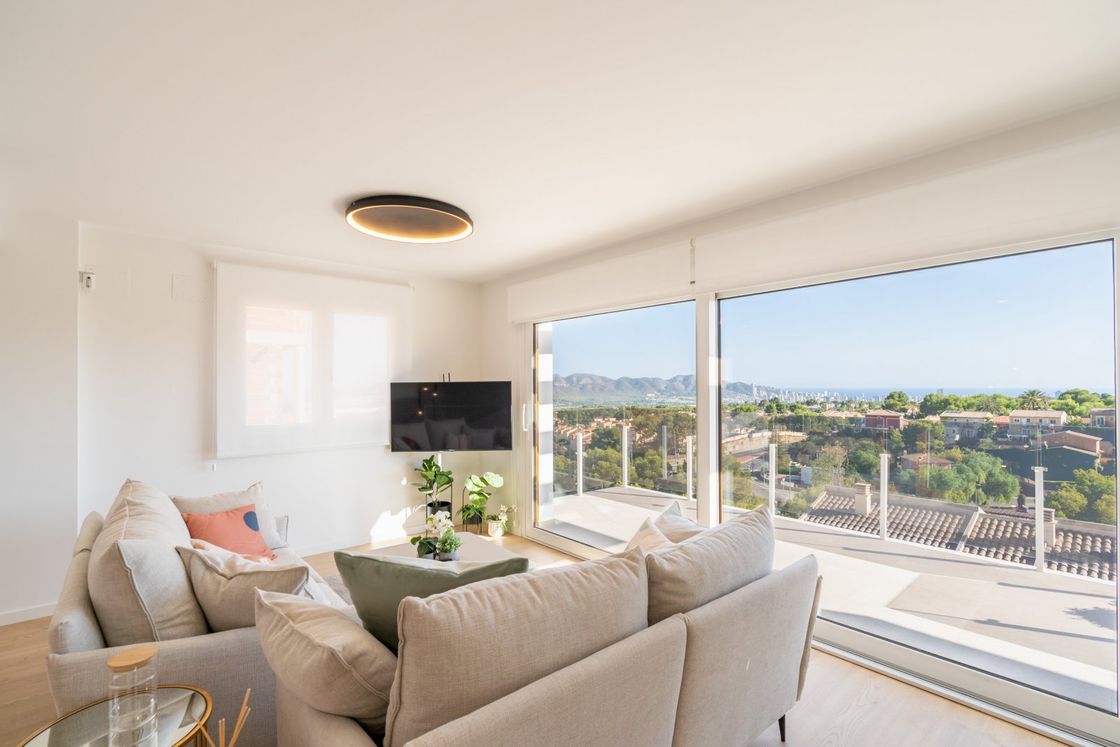  In der charmanten Stadt La Nucia gelegen, bietet diese exklusive Sammlung von 28 Immobilien eine einzigartige Wohnumgebung mit Meerblick. Das Angebot