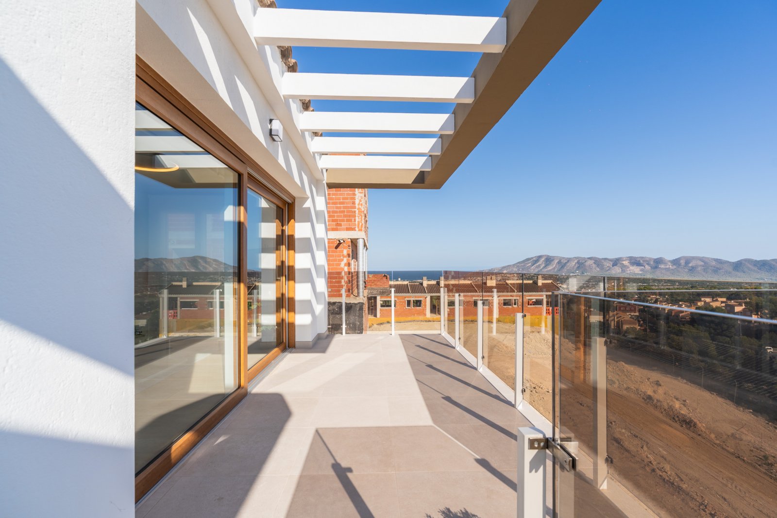  In der charmanten Stadt La Nucia gelegen, bietet diese exklusive Sammlung von 28 Immobilien eine einzigartige Wohnumgebung mit Meerblick. Das Angebot