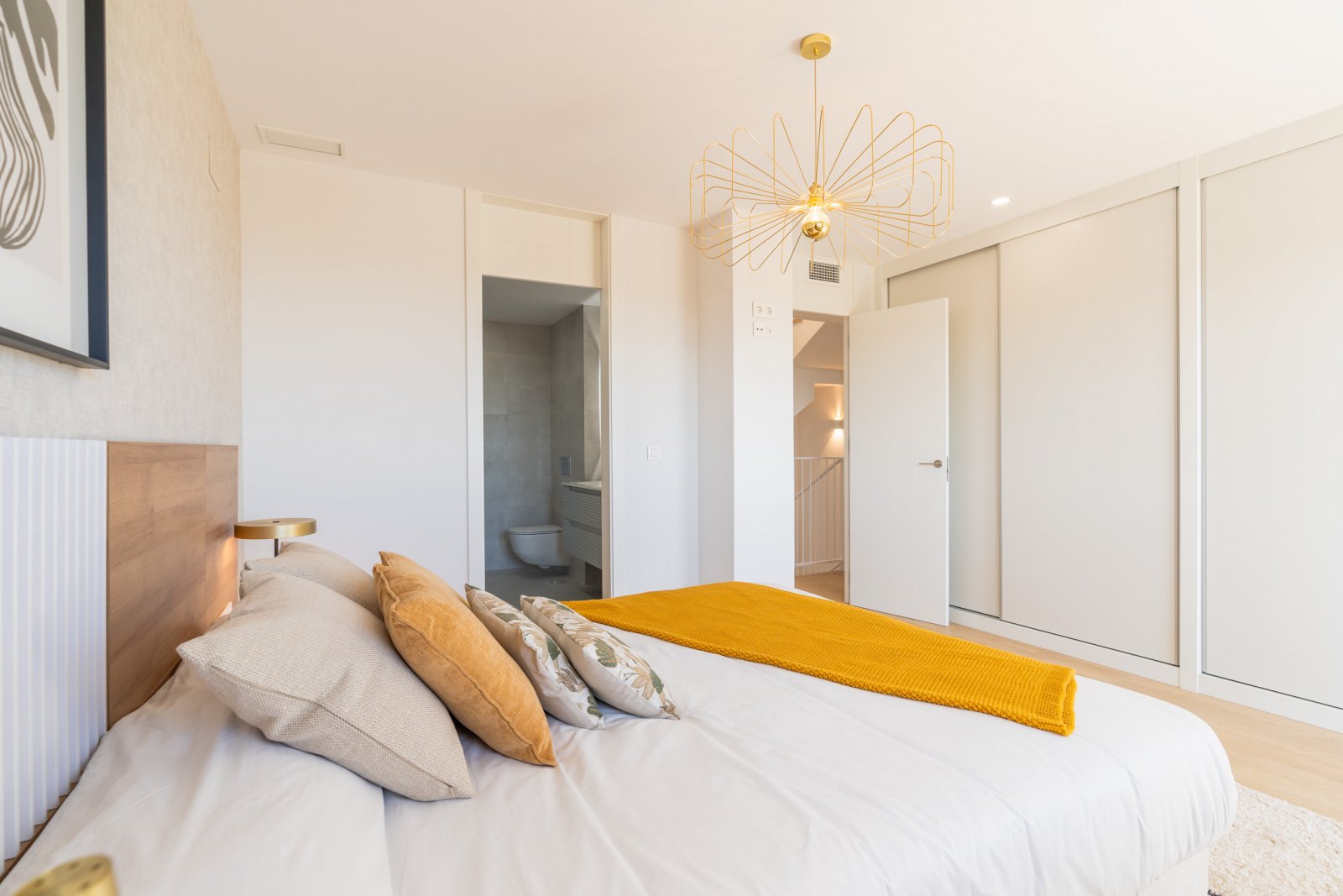  In der charmanten Stadt La Nucia gelegen, bietet diese exklusive Sammlung von 28 Immobilien eine einzigartige Wohnumgebung mit Meerblick. Das Angebot