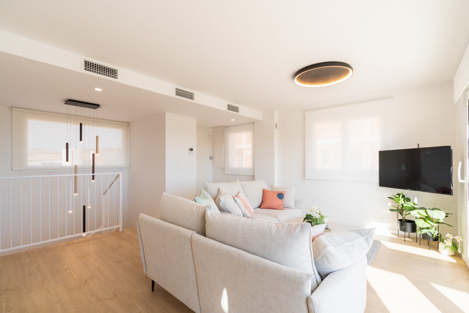  In der charmanten Stadt La Nucia gelegen, bietet diese exklusive Sammlung von 28 Immobilien eine einzigartige Wohnumgebung mit Meerblick. Das Angebot