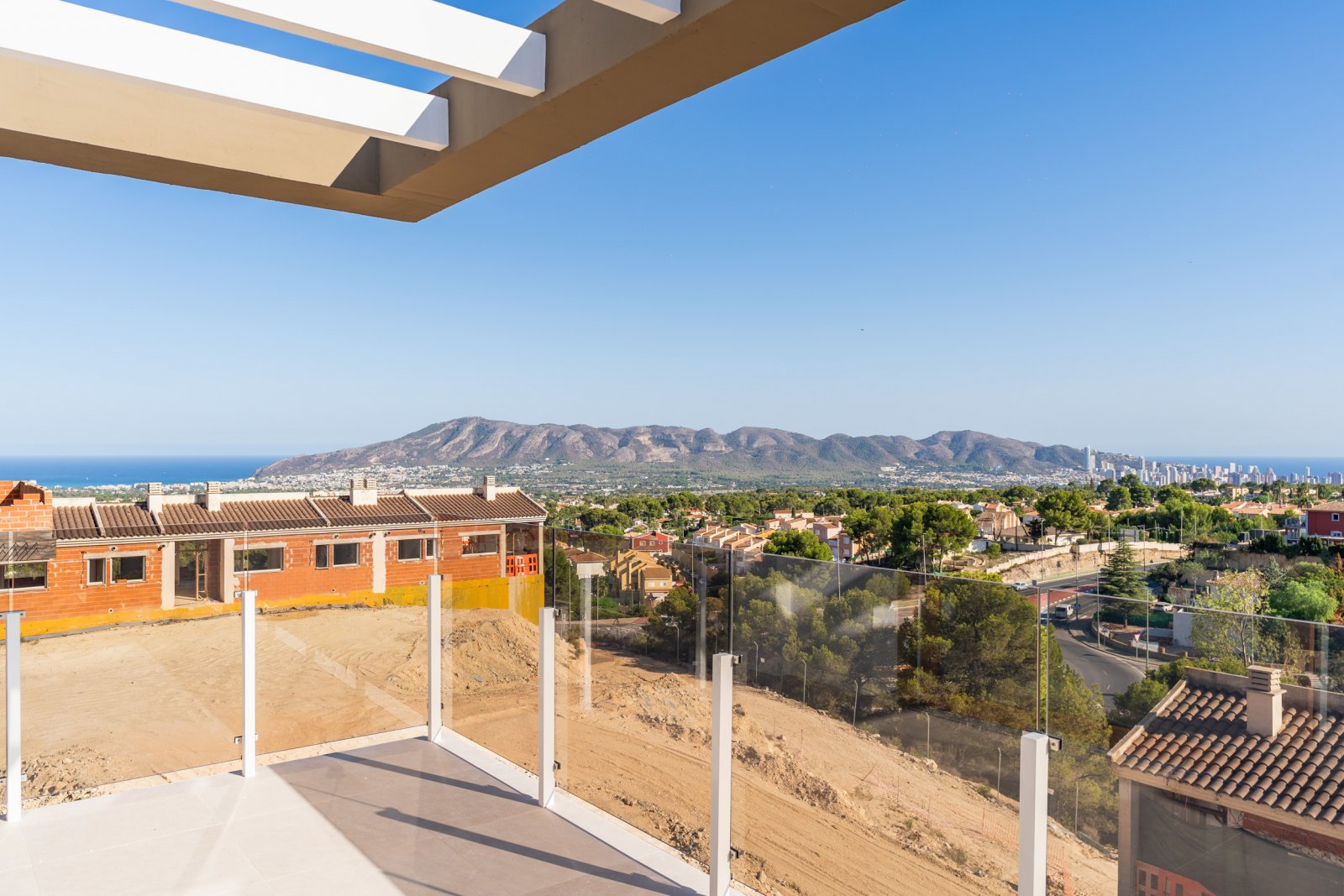  In der charmanten Stadt La Nucia gelegen, bietet diese exklusive Sammlung von 28 Immobilien eine einzigartige Wohnumgebung mit Meerblick. Das Angebot