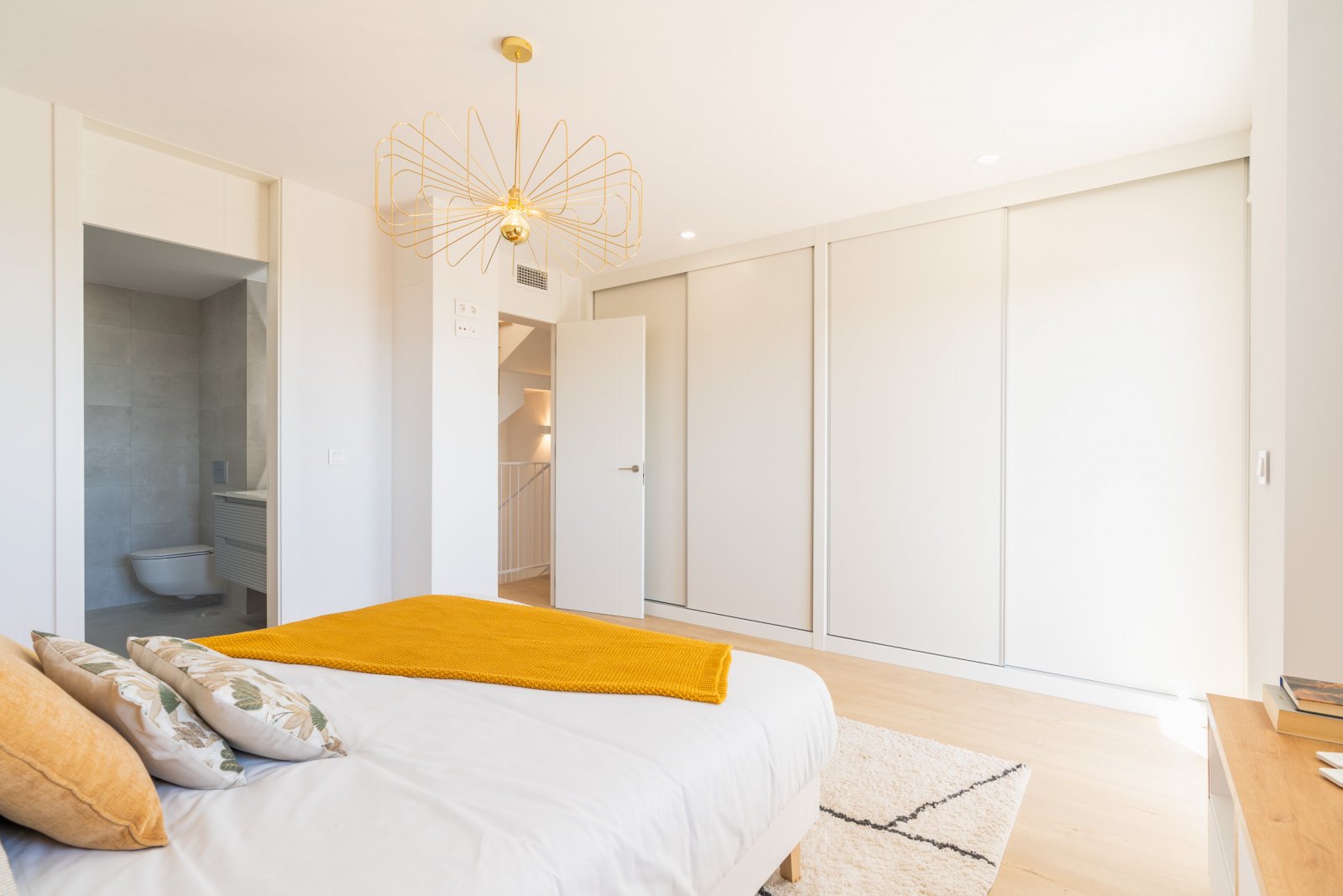  In der charmanten Stadt La Nucia gelegen, bietet diese exklusive Sammlung von 28 Immobilien eine einzigartige Wohnumgebung mit Meerblick. Das Angebot