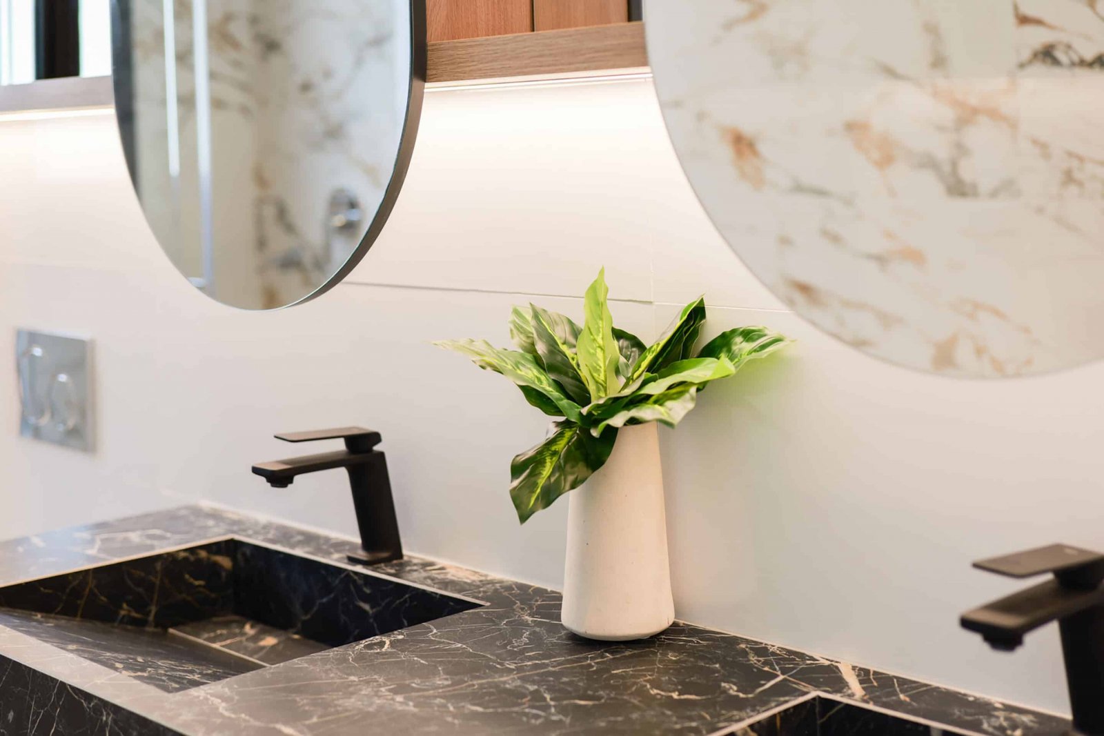  Diese exklusive Sammlung von drei unabhängigen Häusern befindet sich in der charmanten Ciudad Quesada und bietet eine ideale Umgebung für diejenigen,