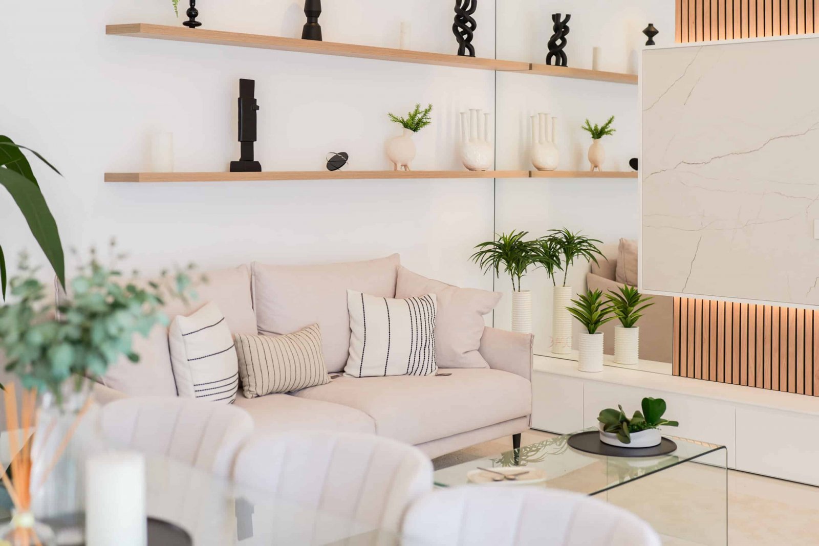  Diese exklusive Sammlung von drei unabhängigen Häusern befindet sich in der charmanten Ciudad Quesada und bietet eine ideale Umgebung für diejenigen,