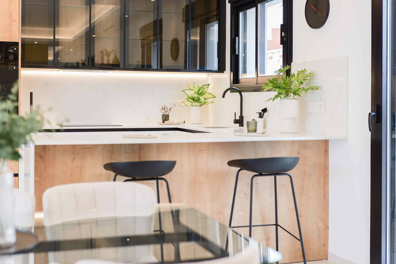  Diese exklusive Sammlung von drei unabhängigen Häusern befindet sich in der charmanten Ciudad Quesada und bietet eine ideale Umgebung für diejenigen,