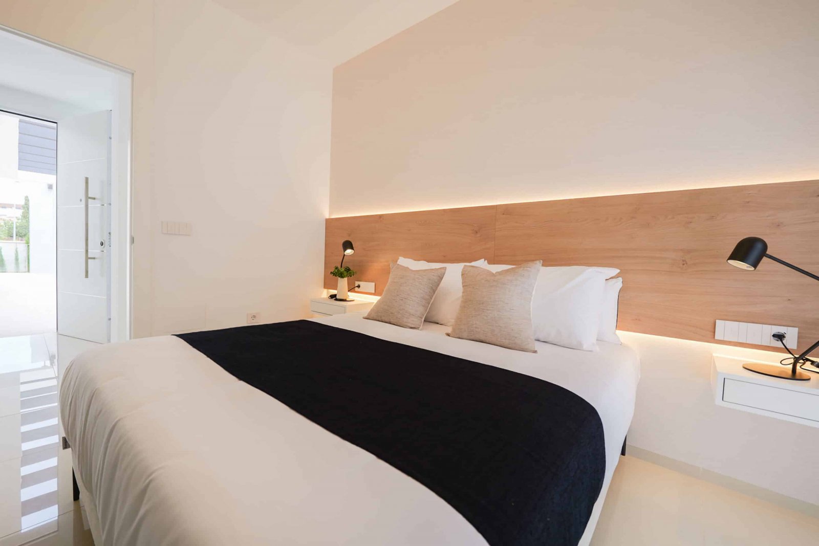  Diese exklusive Sammlung von drei unabhängigen Häusern befindet sich in der charmanten Ciudad Quesada und bietet eine ideale Umgebung für diejenigen,