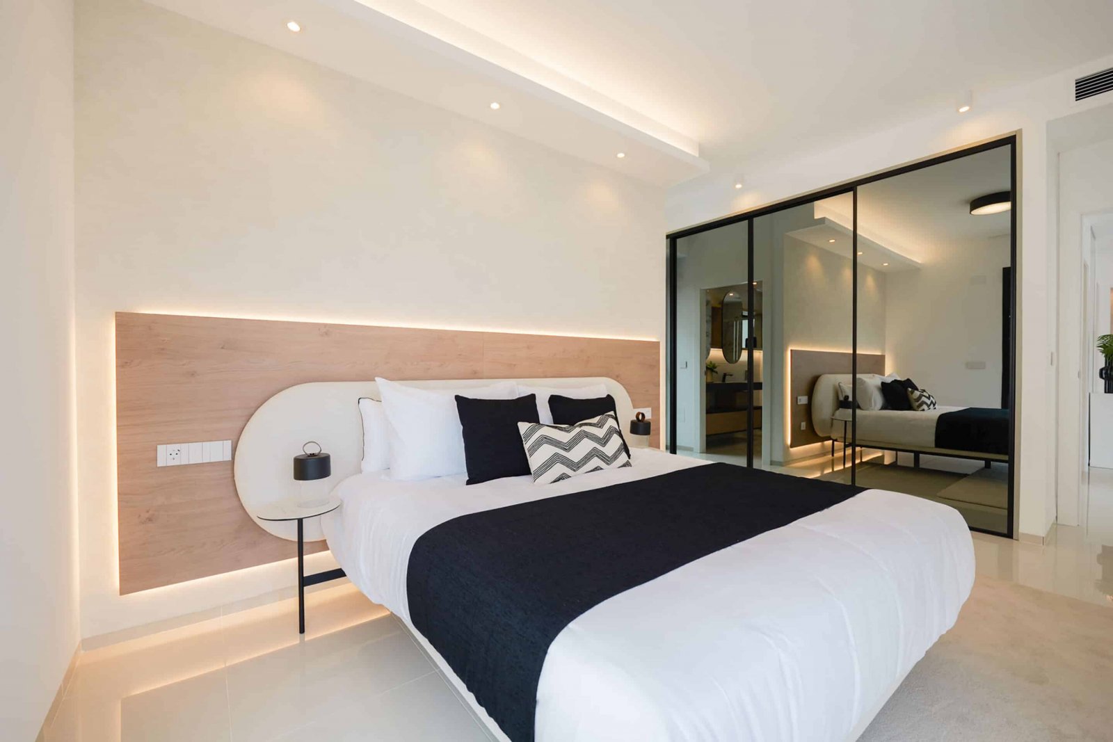  Diese exklusive Sammlung von drei unabhängigen Häusern befindet sich in der charmanten Ciudad Quesada und bietet eine ideale Umgebung für diejenigen,