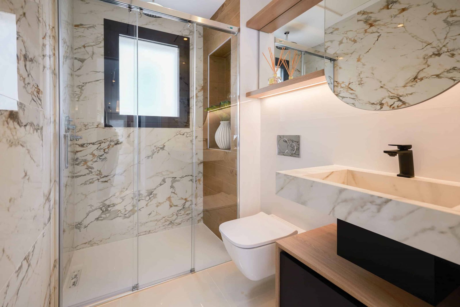  Diese exklusive Sammlung von drei unabhängigen Häusern befindet sich in der charmanten Ciudad Quesada und bietet eine ideale Umgebung für diejenigen,