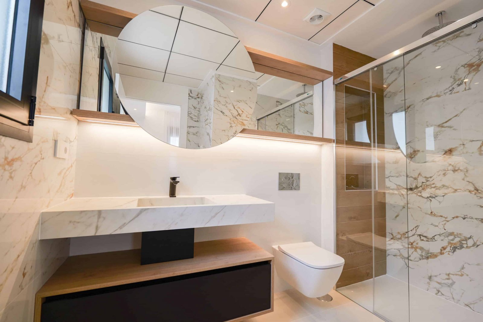  Diese exklusive Sammlung von drei unabhängigen Häusern befindet sich in der charmanten Ciudad Quesada und bietet eine ideale Umgebung für diejenigen,