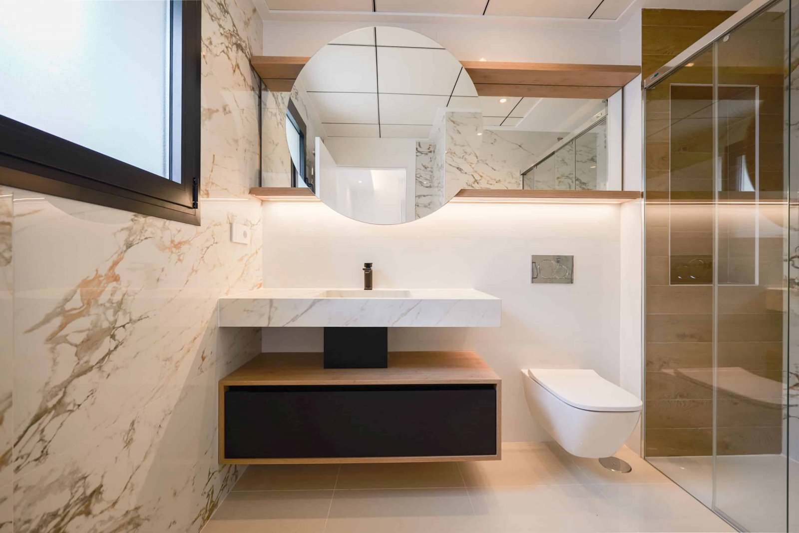  Diese exklusive Sammlung von drei unabhängigen Häusern befindet sich in der charmanten Ciudad Quesada und bietet eine ideale Umgebung für diejenigen,