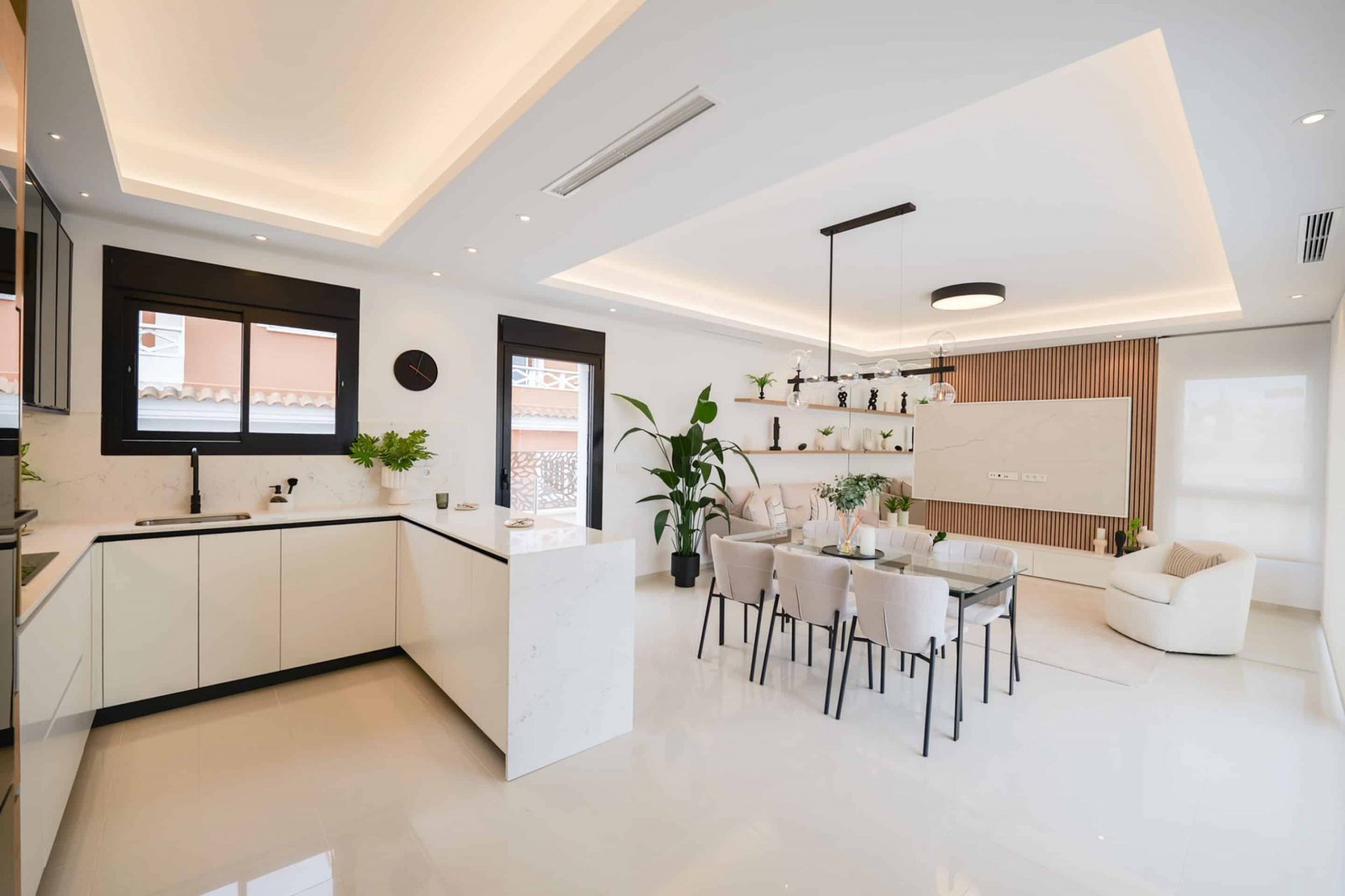  Diese exklusive Sammlung von drei unabhängigen Häusern befindet sich in der charmanten Ciudad Quesada und bietet eine ideale Umgebung für diejenigen,