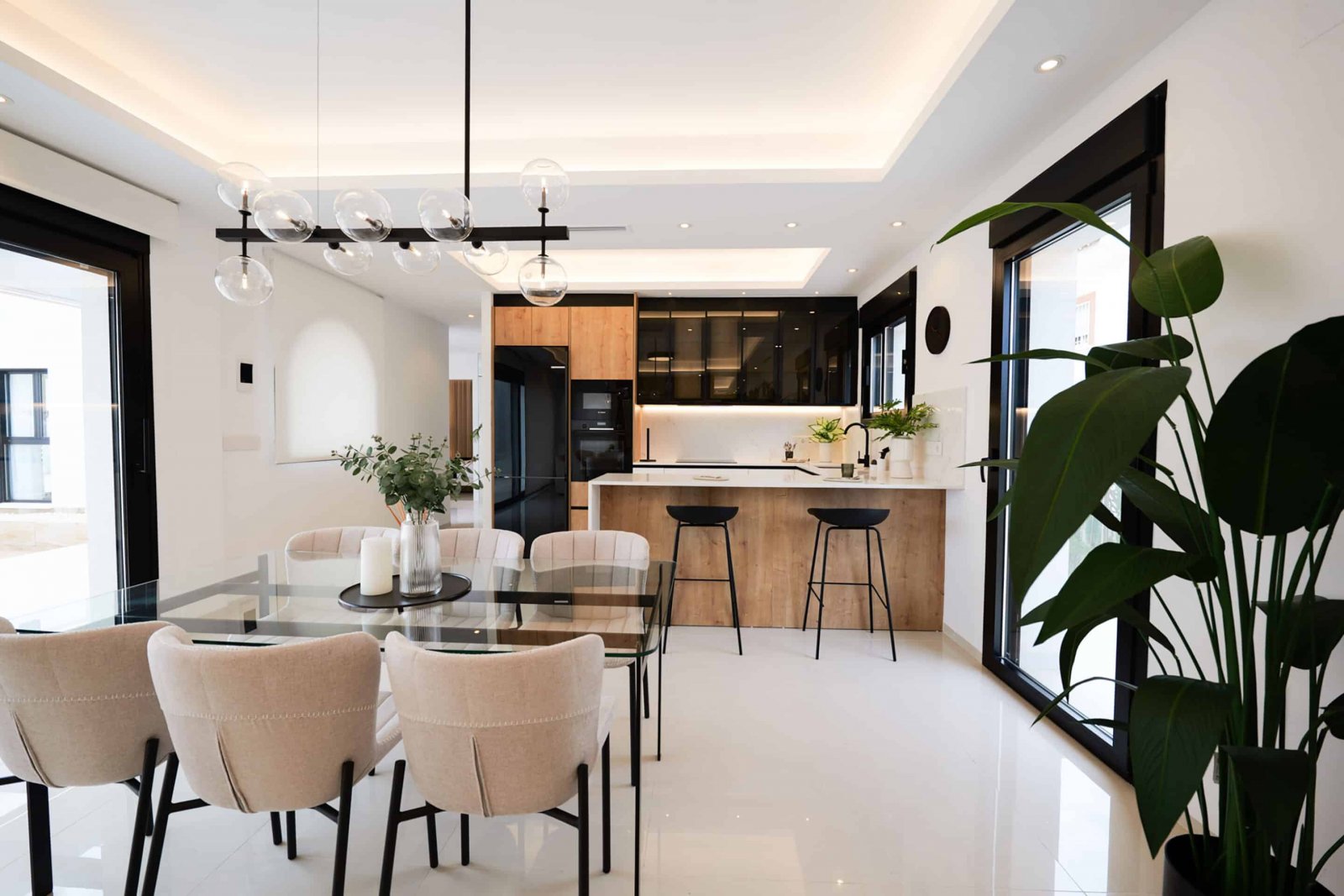  Diese exklusive Sammlung von drei unabhängigen Häusern befindet sich in der charmanten Ciudad Quesada und bietet eine ideale Umgebung für diejenigen,