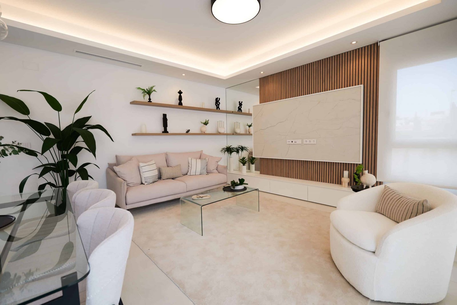  Diese exklusive Sammlung von drei unabhängigen Häusern befindet sich in der charmanten Ciudad Quesada und bietet eine ideale Umgebung für diejenigen,