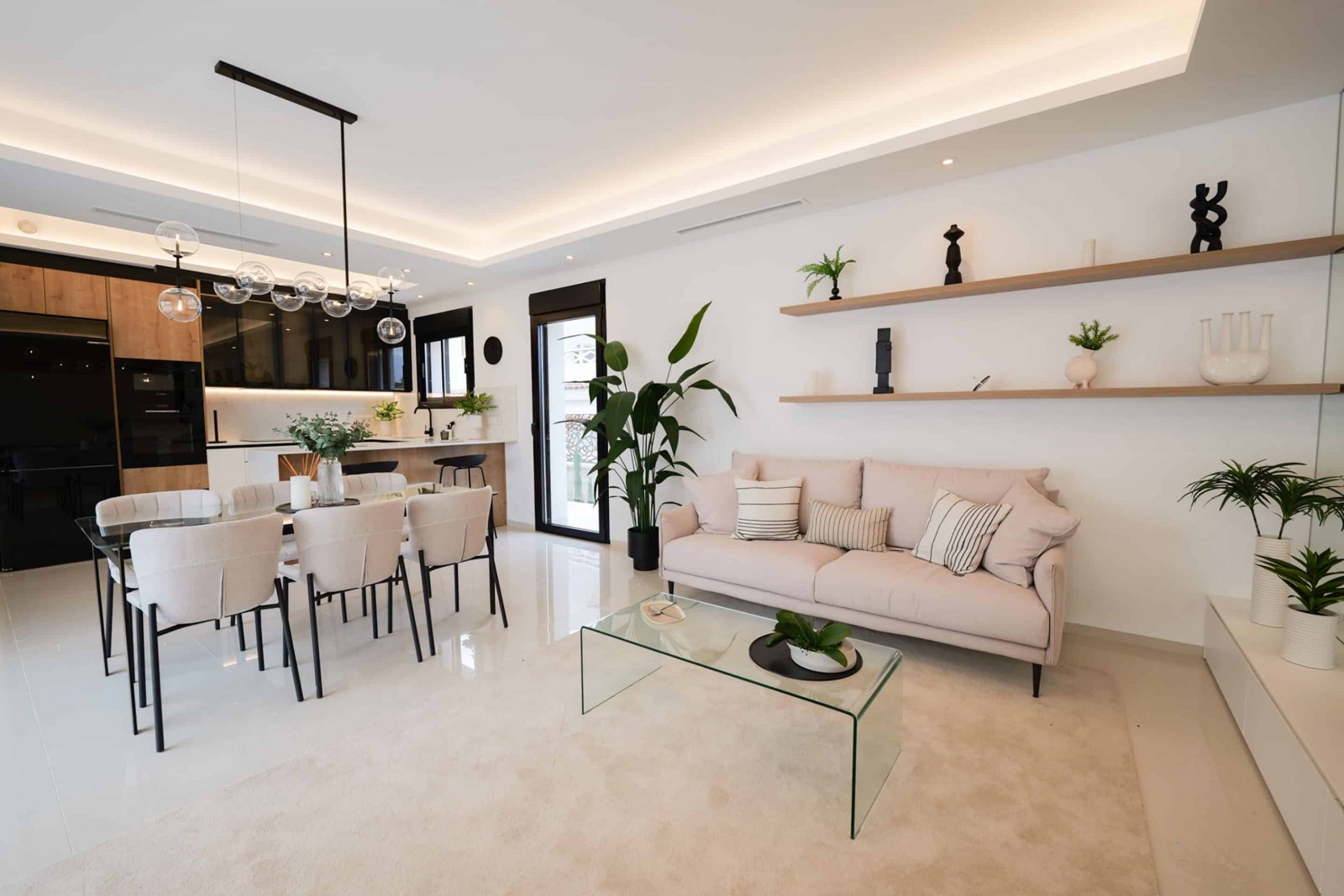  Diese exklusive Sammlung von drei unabhängigen Häusern befindet sich in der charmanten Ciudad Quesada und bietet eine ideale Umgebung für diejenigen,