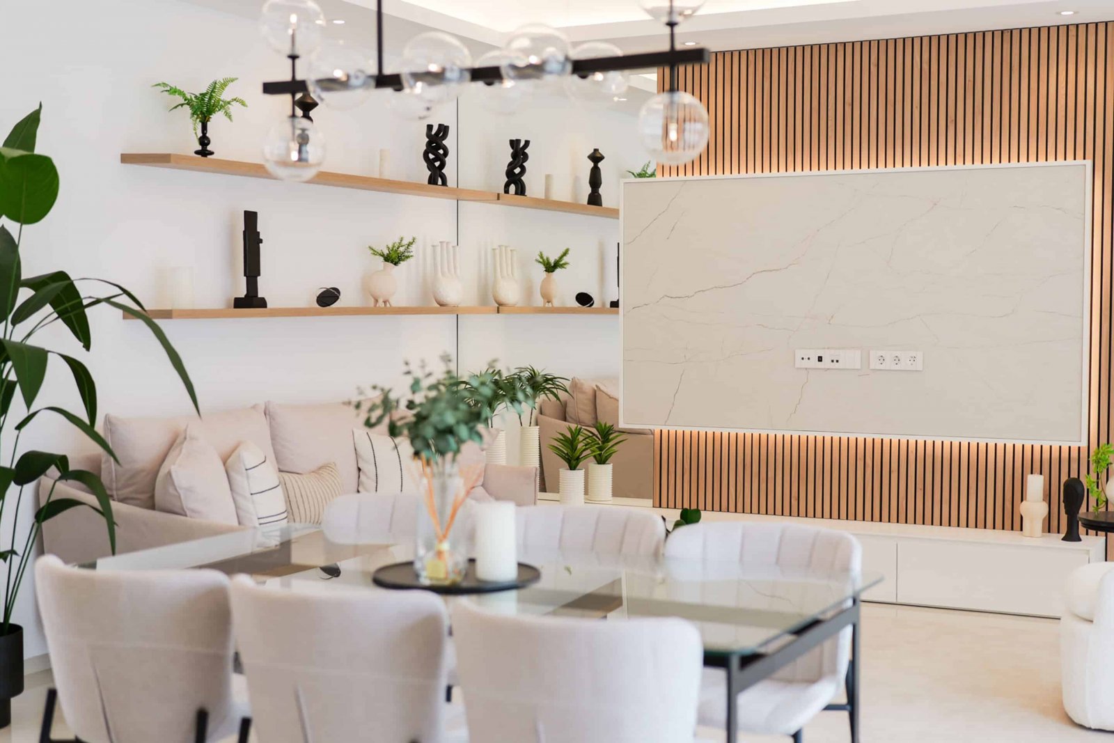  Diese exklusive Sammlung von drei unabhängigen Häusern befindet sich in der charmanten Ciudad Quesada und bietet eine ideale Umgebung für diejenigen,