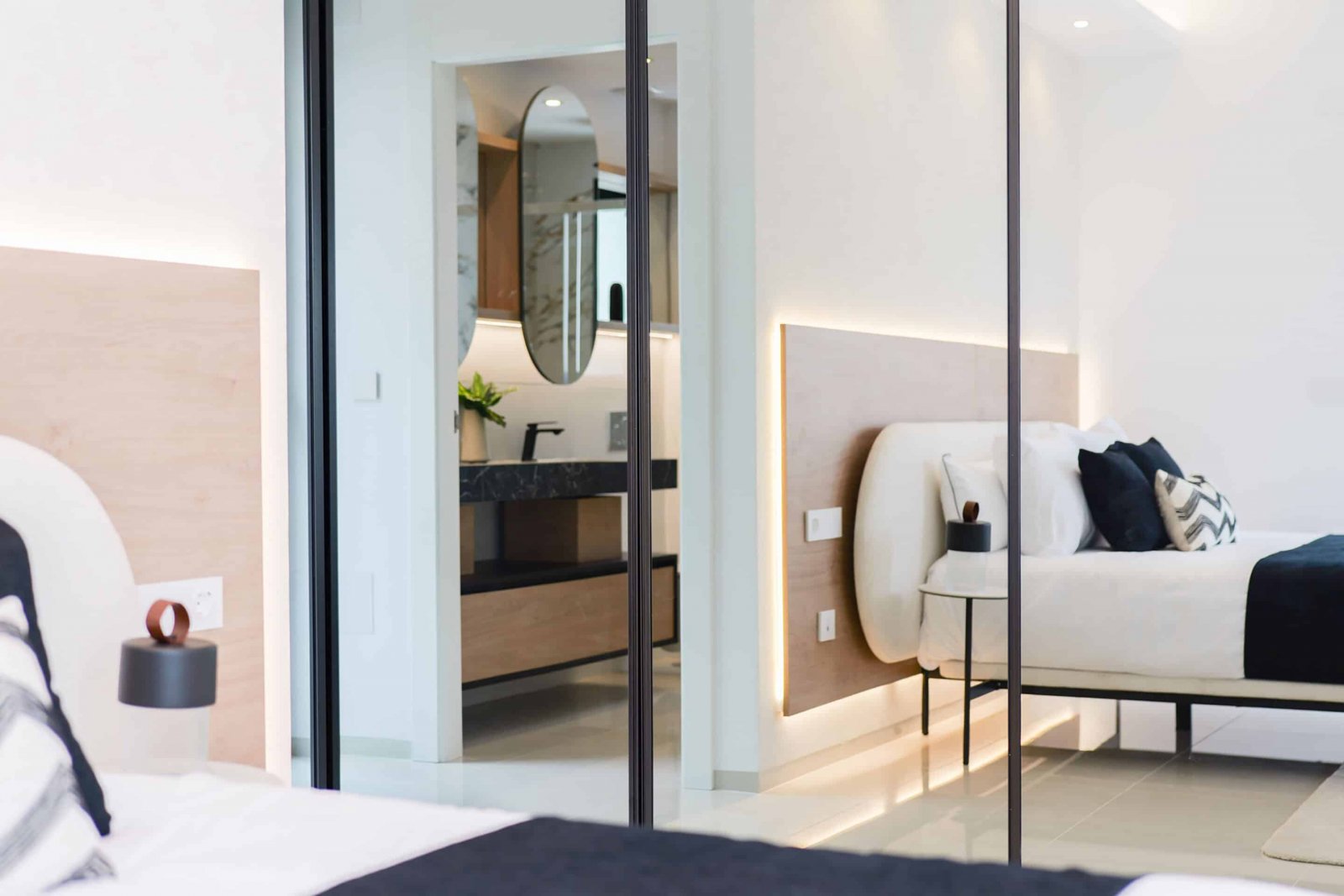  Diese exklusive Sammlung von drei unabhängigen Häusern befindet sich in der charmanten Ciudad Quesada und bietet eine ideale Umgebung für diejenigen,