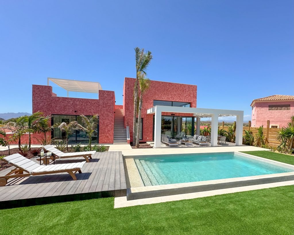  In der charmanten Ortschaft Cuevas del Almanzora gelegen, bieten diese exklusiven Villen einen anspruchsvollen und komfortablen Lebensstil. Mit insge