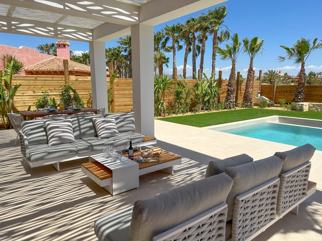  In der charmanten Ortschaft Cuevas del Almanzora gelegen, bieten diese exklusiven Villen einen anspruchsvollen und komfortablen Lebensstil. Mit insge