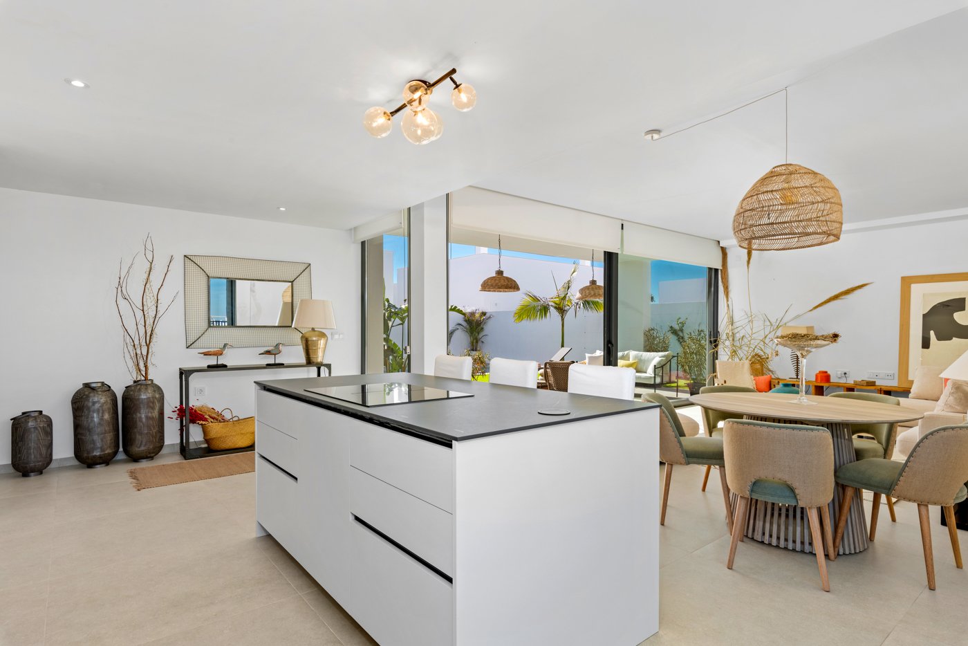  Diese exklusive Sammlung von sechs unabhängigen Wohnhäusern befindet sich im charmanten Enklave von Mar de Cristal und bietet eine ideale Umgebung fü