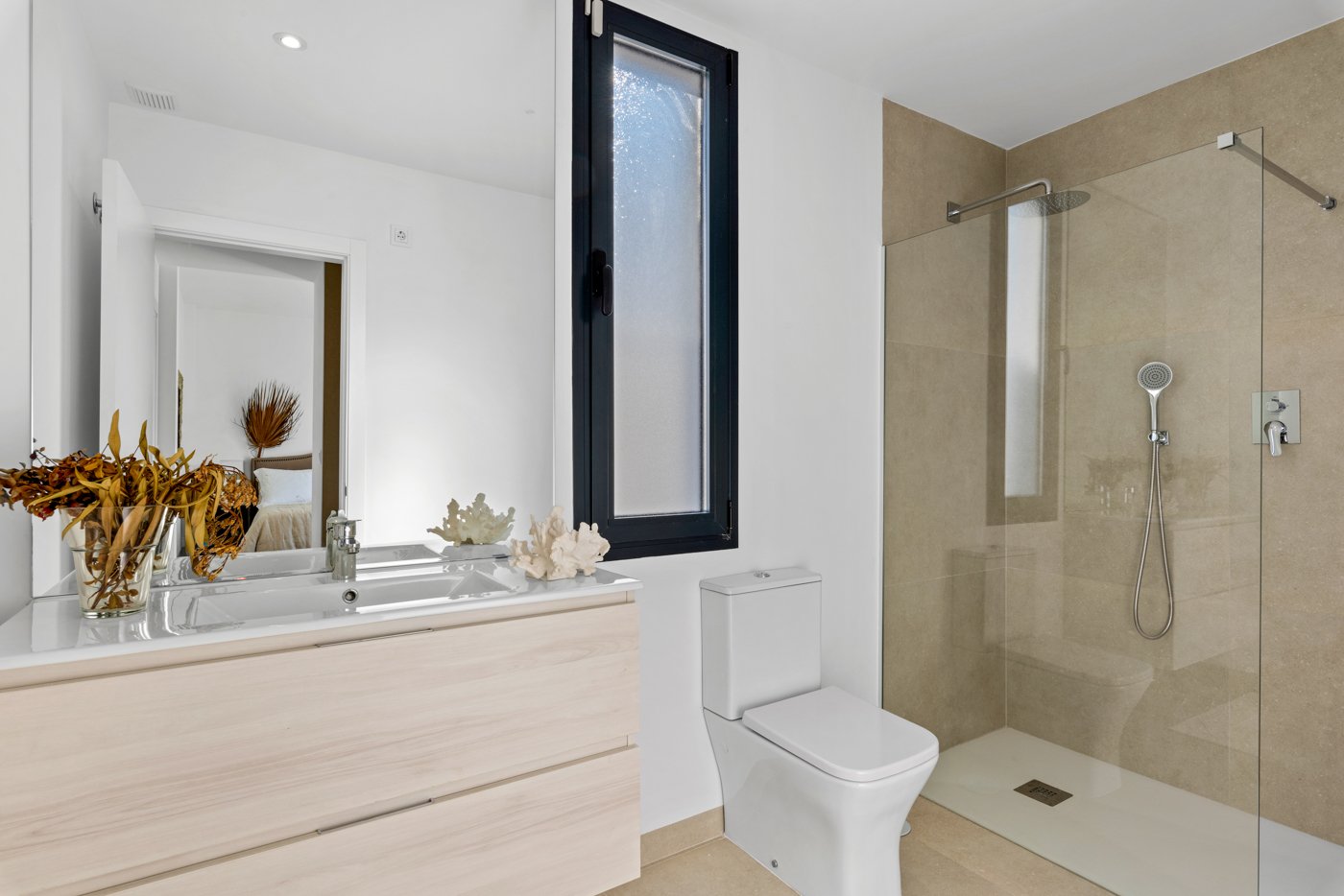  Diese exklusive Sammlung von sechs unabhängigen Wohnhäusern befindet sich im charmanten Enklave von Mar de Cristal und bietet eine ideale Umgebung fü