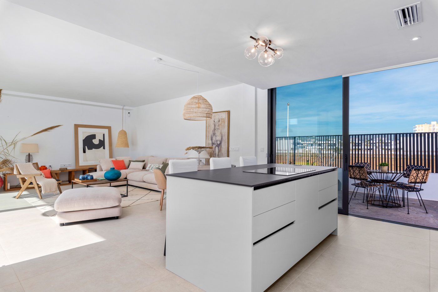  Diese exklusive Sammlung von sechs unabhängigen Wohnhäusern befindet sich im charmanten Enklave von Mar de Cristal und bietet eine ideale Umgebung fü