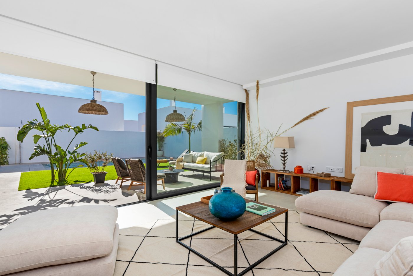  Diese exklusive Sammlung von sechs unabhängigen Wohnhäusern befindet sich im charmanten Enklave von Mar de Cristal und bietet eine ideale Umgebung fü