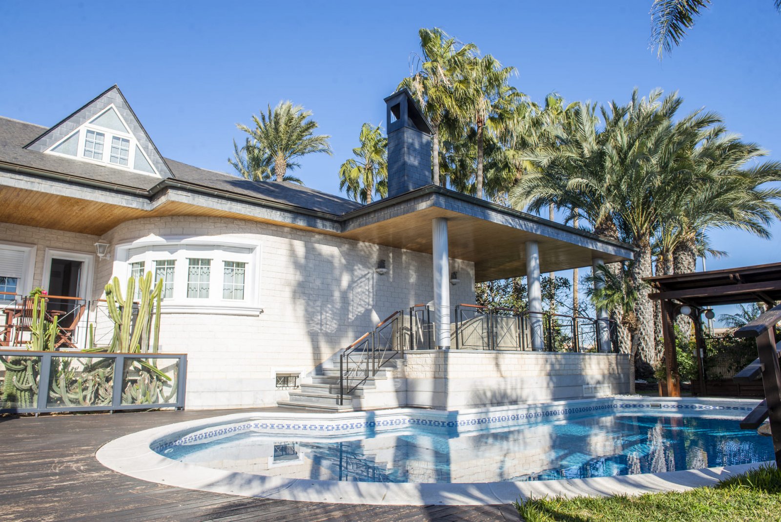  Diese Villa befindet sich in der charmanten Gemeinde San Pedro del Pinatar und bietet ein einzigartiges Wohnerlebnis mit Meerblick. Die Immobilie lie