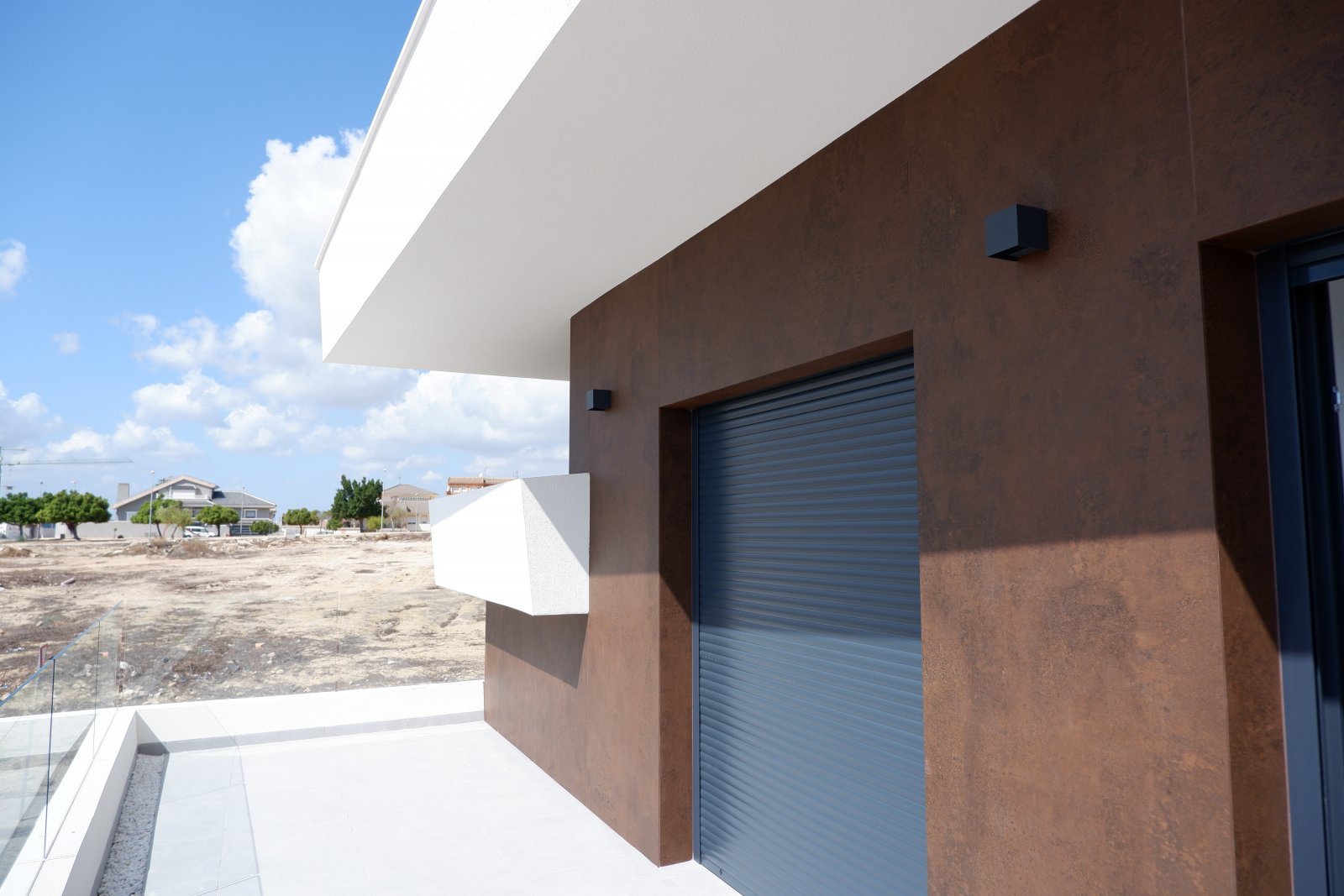  Im charmanten Ort Benijófar gelegen, bietet diese freistehende Immobilie eine ruhige und einladende Umgebung. Mit einer Entfernung von 49,205 km zum 