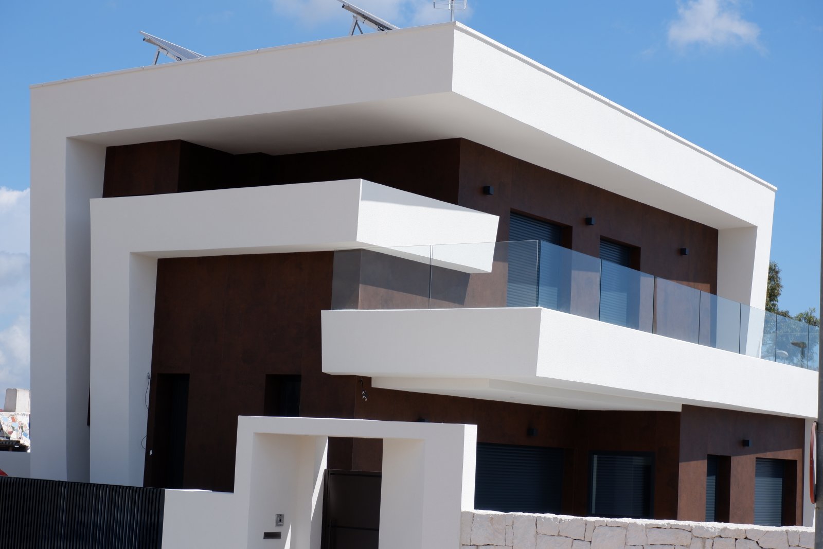  Im charmanten Ort Benijófar gelegen, bietet diese freistehende Immobilie eine ruhige und einladende Umgebung. Mit einer Entfernung von 49,205 km zum 