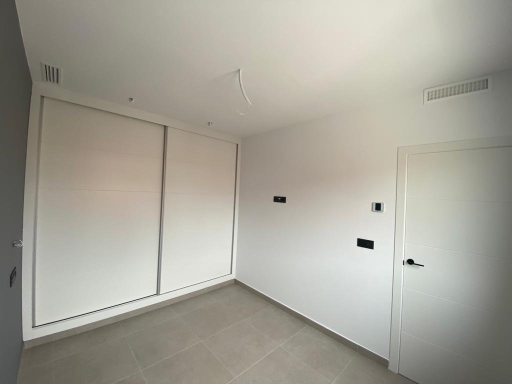  In der charmanten Stadt Los Alcázares gelegen, bietet diese exklusive Sammlung von 9 unabhängigen Häusern eine privilegierte Umgebung für diejenigen,