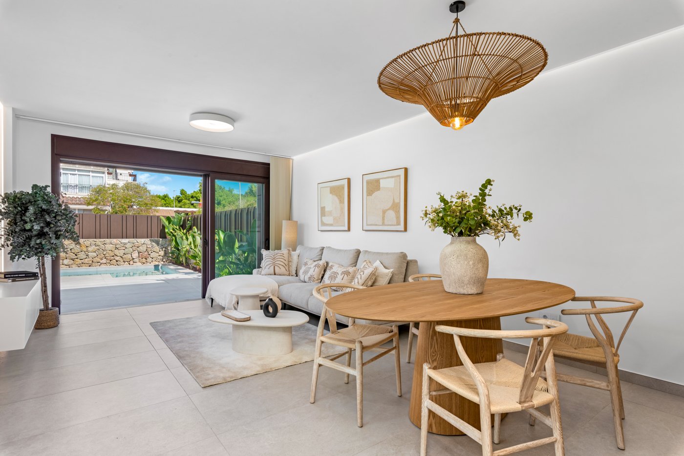  Im charmanten Ort Pilar de la Horadada gelegen, bietet dieses Ensemble freistehender Chalets eine einzigartige Gelegenheit, das Leben an der Costa Bl