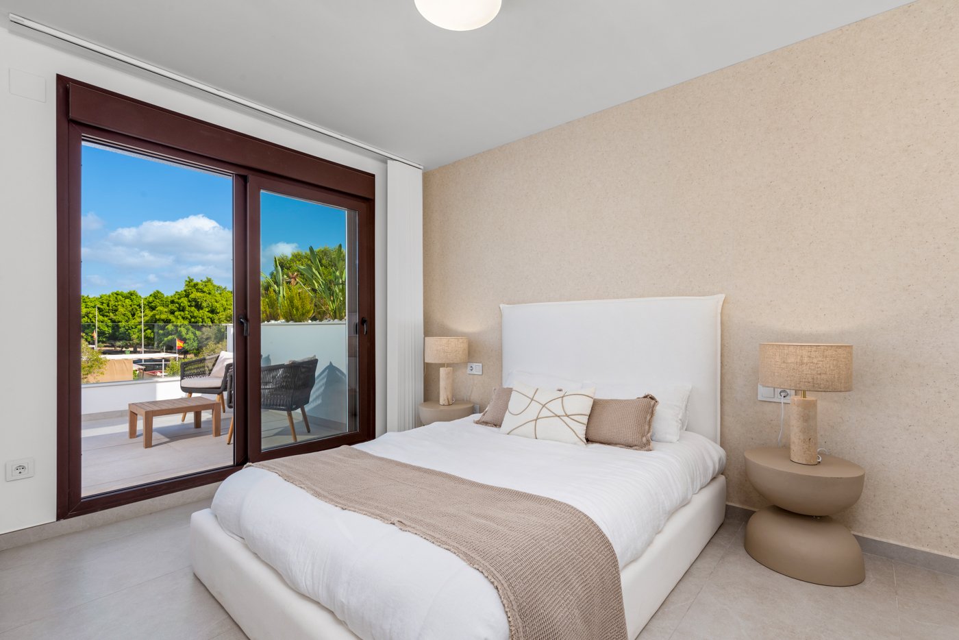  Im charmanten Ort Pilar de la Horadada gelegen, bietet dieses Ensemble freistehender Chalets eine einzigartige Gelegenheit, das Leben an der Costa Bl