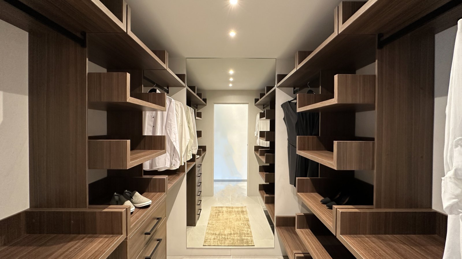  Gelegen in der charmanten Ortschaft Algorfa, bietet diese exklusive Sammlung von 2 Immobilien eine Vielzahl von Typologien, um unterschiedlichen Bedü