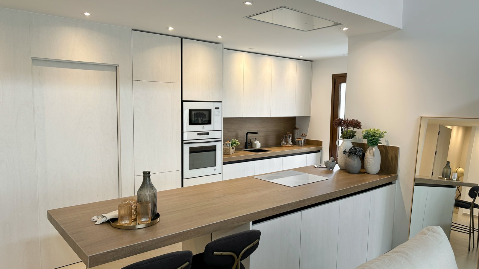  Gelegen in der charmanten Ortschaft Algorfa, bietet diese exklusive Sammlung von 2 Immobilien eine Vielzahl von Typologien, um unterschiedlichen Bedü