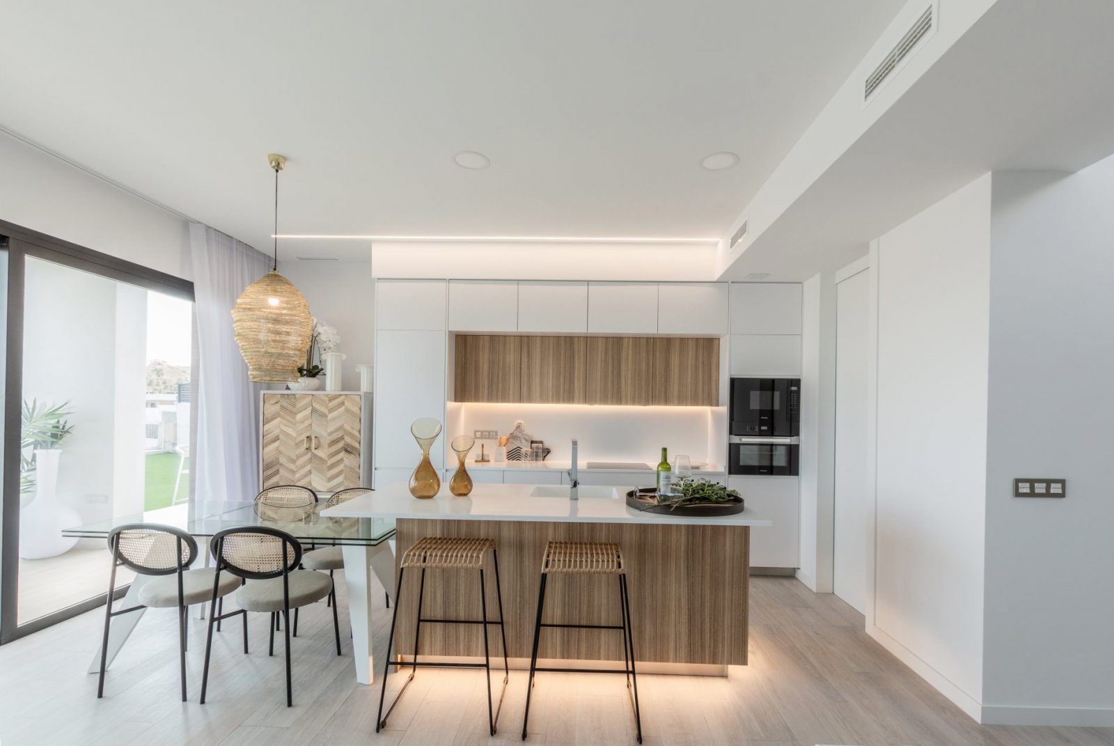  In der exklusiven Gegend von Finestrat gelegen, bietet dieses freistehende Chalet eine privilegierte Umgebung mit beeindruckendem Meerblick. Die Immo