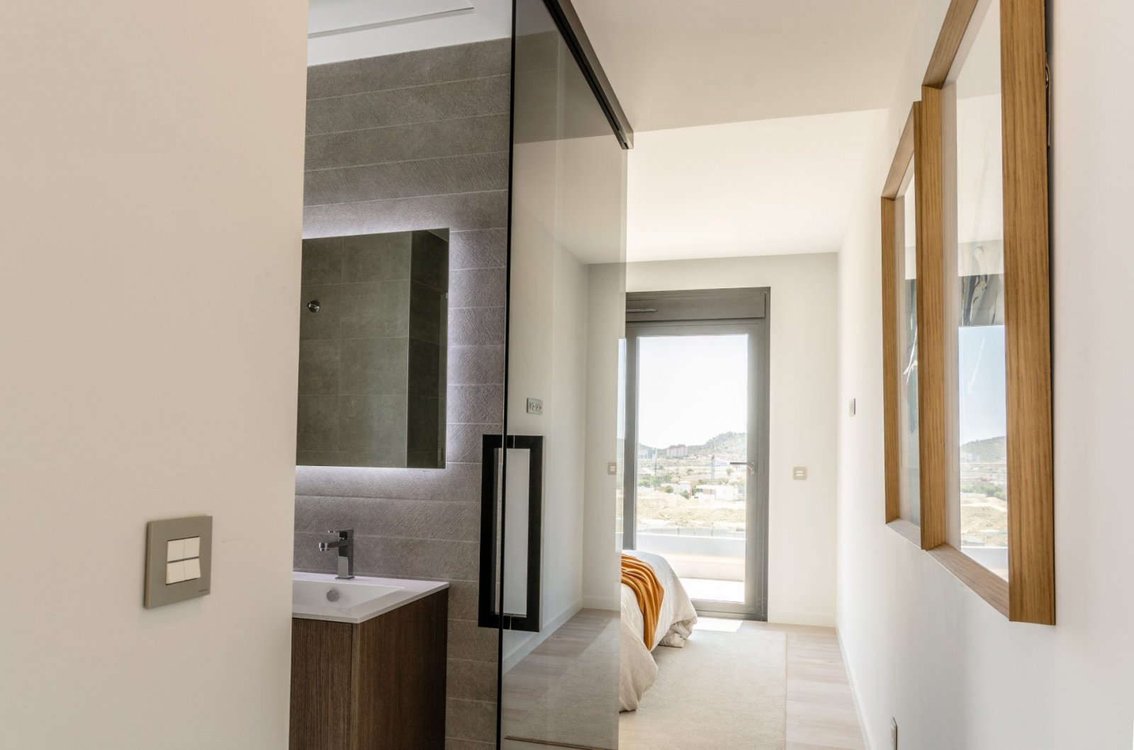  In der exklusiven Gegend von Finestrat gelegen, bietet dieses freistehende Chalet eine privilegierte Umgebung mit beeindruckendem Meerblick. Die Immo