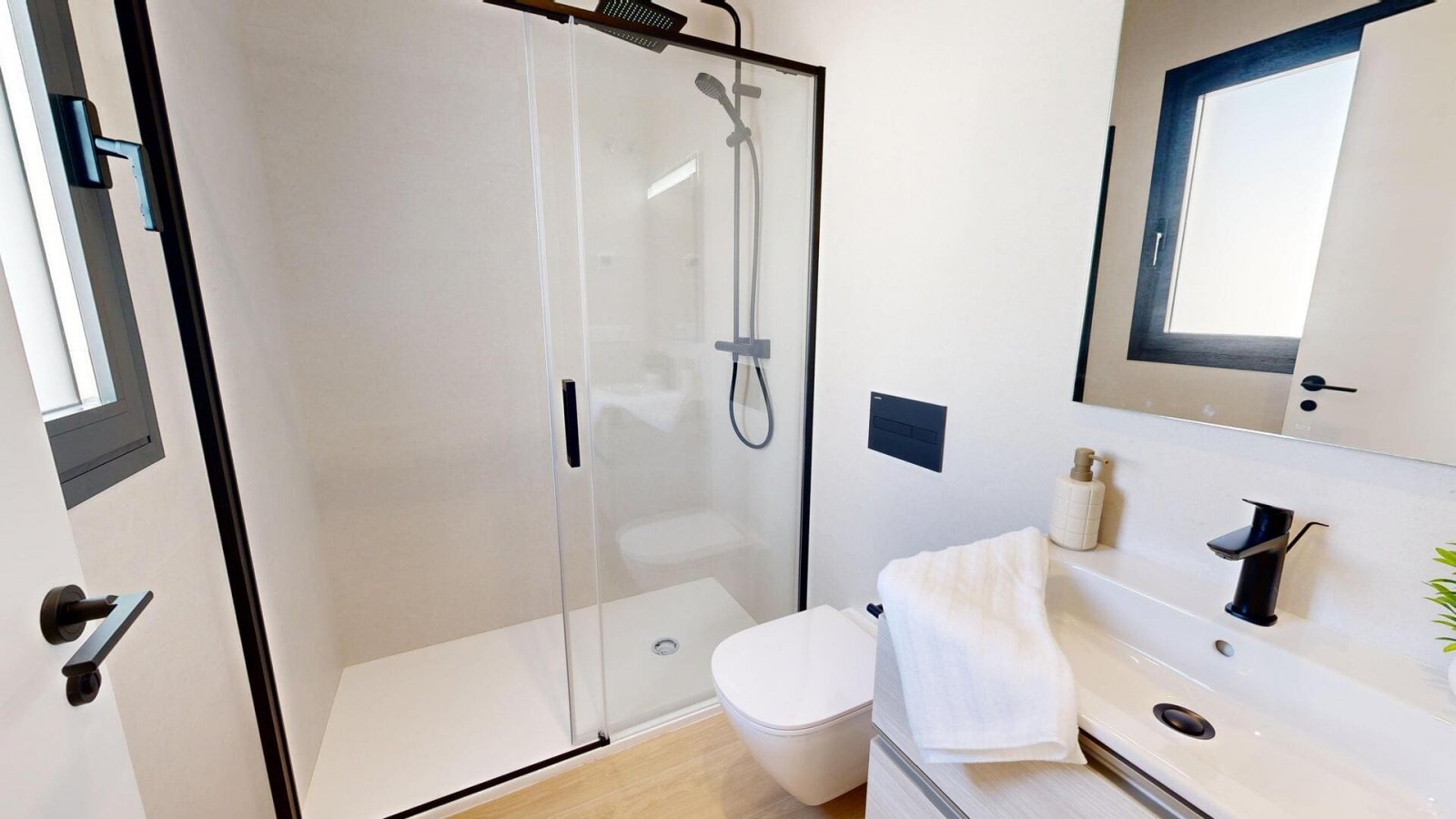  In der charmanten Stadt Guardamar del Segura gelegen, bietet diese exklusive Residenz eine Auswahl von 10 Immobilien, darunter Apartments, Erdgeschos